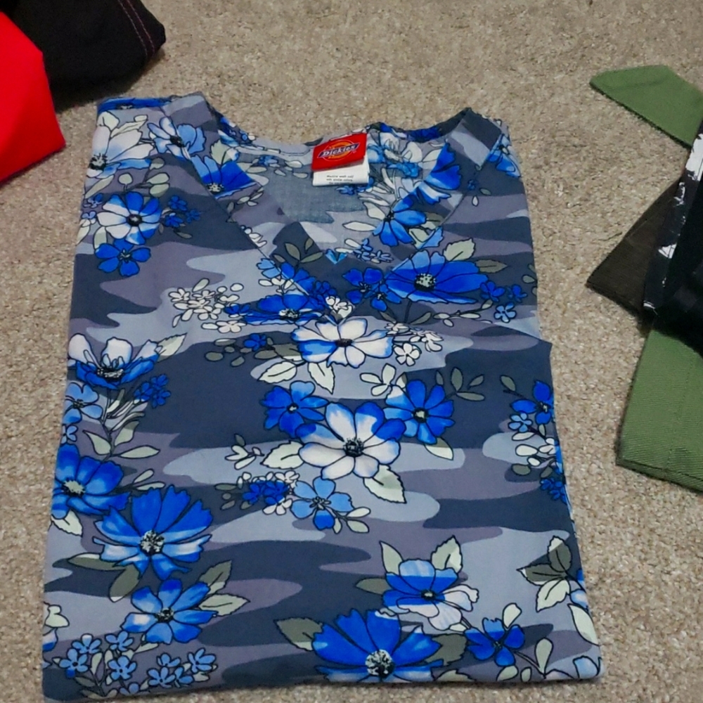 Size small Dickinson scrub top